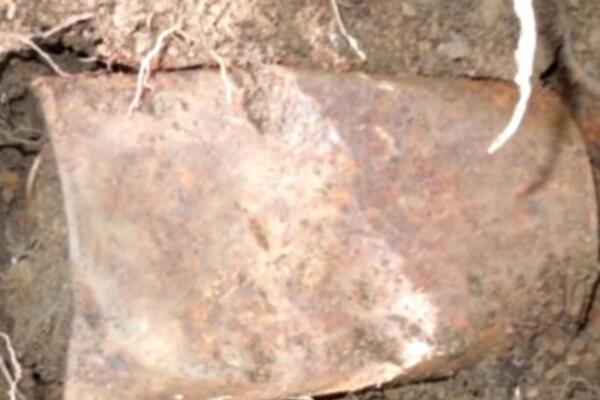 ŠETALI SU I NAŠLI PRAZNU, ZARĐALU KONZERVU: Ono što je bilo unutra, promenilo im je živote zauvek (VIDEO)