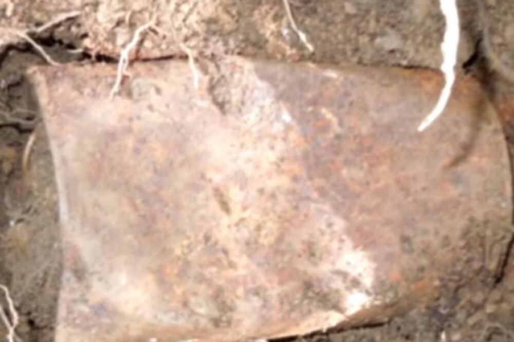 ŠETALI SU I NAŠLI PRAZNU, ZARĐALU KONZERVU: Ono što je bilo unutra, promenilo im je živote zauvek (VIDEO)