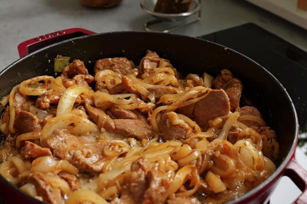 STARE DOMAĆICE ZNAJU TAJNI SASTOJAK ZA NAJSOČNIJI SVINJSKI VRAT: Polizaćete tanjire i tražiti JOŠ - ukus izuva