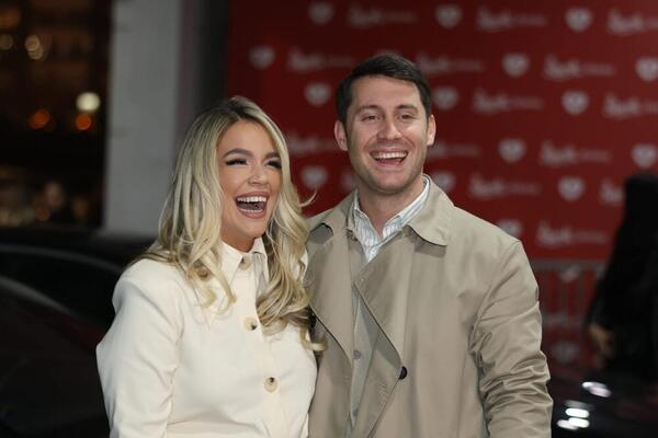 VELIKO SLAVLJE U DOMU MARIJE MIKIĆ: Pevačica NE SKIDA OSMEH SA LICA, čestitke stižu sa SVIH STRANA