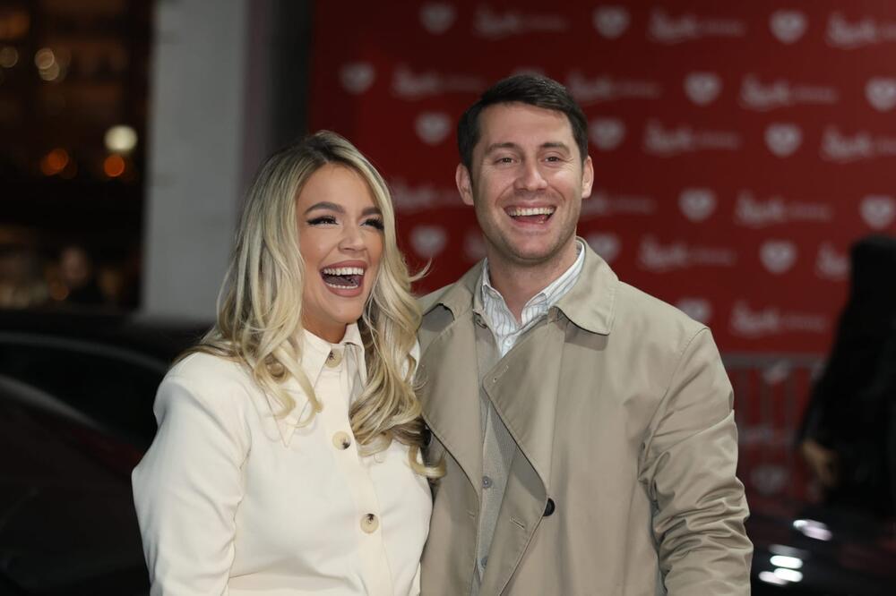 VELIKO SLAVLJE U DOMU MARIJE MIKIĆ: Pevačica NE SKIDA OSMEH SA LICA, čestitke stižu sa SVIH STRANA