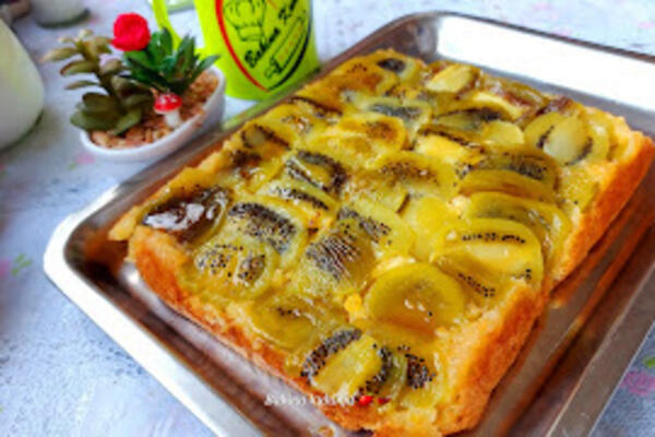 BAKA JELA DELI RECEPT ZA NEOBIČAN KOLAČ SA KIVIJEM: Brza i laka priprema, a PUN JE VITAMINA