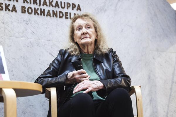 ČUVENA KNJIŽEVNICA ŠOKIRALA JAVNOST AFEROM SA 30 GODINA MLAĐIM STUDENTOM: Nisu izlazili iz kreveta, a on je...