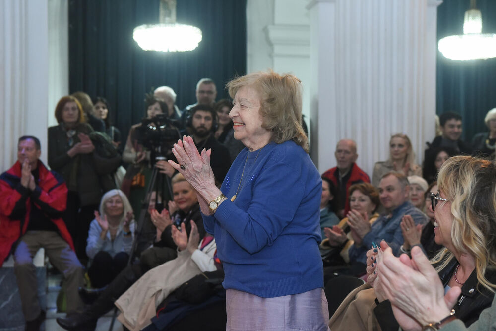 Književnica otkrila zbog čega je posebna i priznala 'Njenu sliku držim na frižideru' 