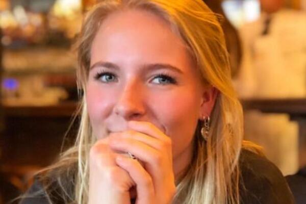 JASMINU I NJENOG TATU SLIKALA JE MAMA, A 18 GODINA KASNIJE... Ćerka je uradila nešto što je RASPLAKALO mnoge (FOTO)