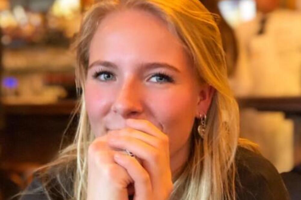 JASMINU I NJENOG TATU SLIKALA JE MAMA, A 18 GODINA KASNIJE... Ćerka je uradila nešto što je RASPLAKALO mnoge (FOTO)