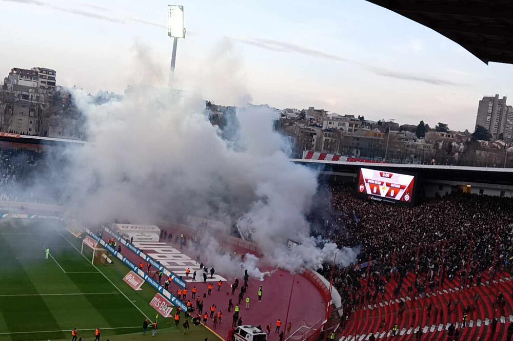 BAKLJADA GROBARA: Navijači Partizana na kratko prekinuli derbi! (VIDEO)