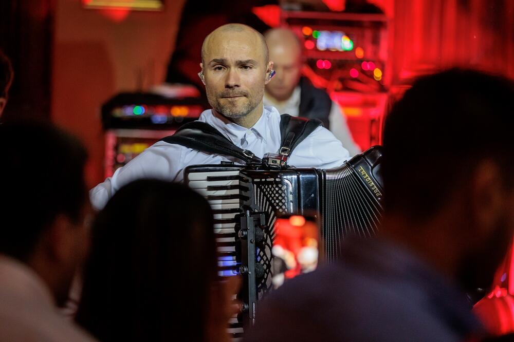 MUZIKA ZA DUŠU! Orkestar Ace Sofronijevića napravio spektakl: Uživala publika iz celog regiona