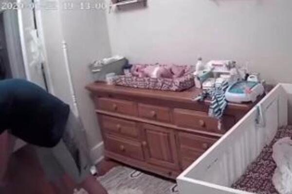 OTAC PRESVLAČIO DETE, PA MU OKRENUO LEĐA NA TRENUTAK: Ono što je beba uradila svakog PRENERAZI u sekundi (VIDEO)