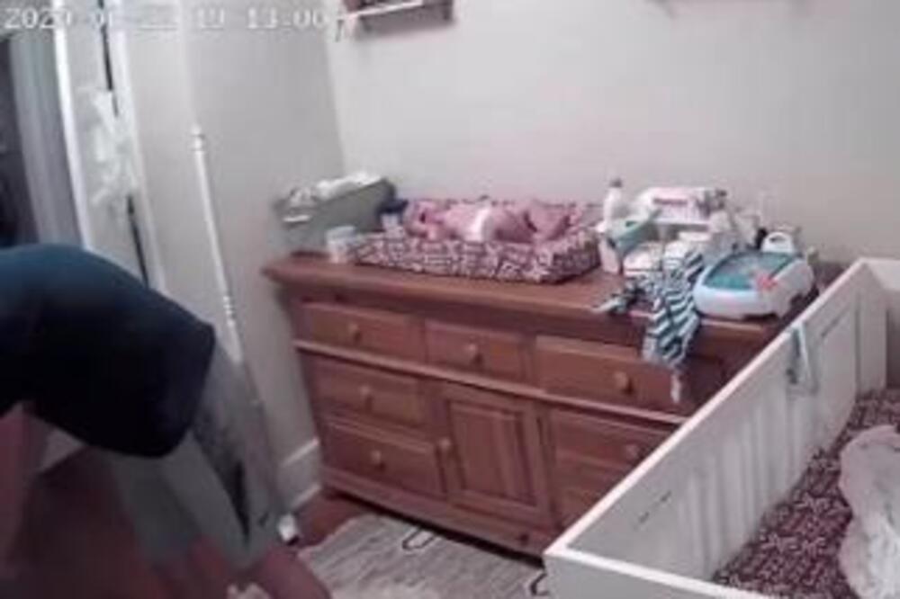OTAC PRESVLAČIO DETE, PA MU OKRENUO LEĐA NA TRENUTAK: Ono što je beba uradila svakog PRENERAZI u sekundi (VIDEO)