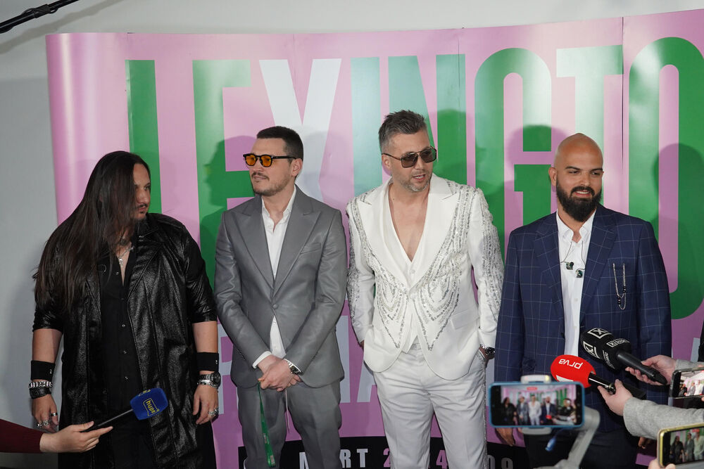 Neposredno pred izlazak na binu bend se pojavio ispred novinara