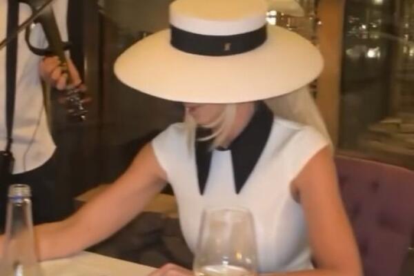 KAKO SE JELENA KARLEUŠA PONAŠA U KAFANI? PEVAČICINE PRIVATNE SLIKE DOSPELE U JAVNOST: Evo sa kim se PROVODI