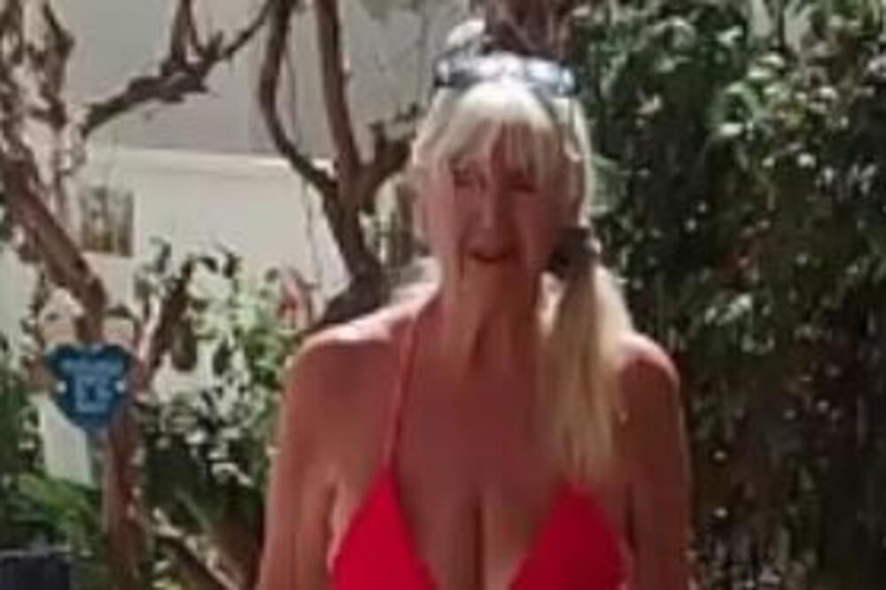 IMA 93 GODINE I NON STOP SE SKIDA POLUGOLA: Voli da joj SVI vide GRUDI samo u TANKOM CRVENOM kupaćem (VIDEO)