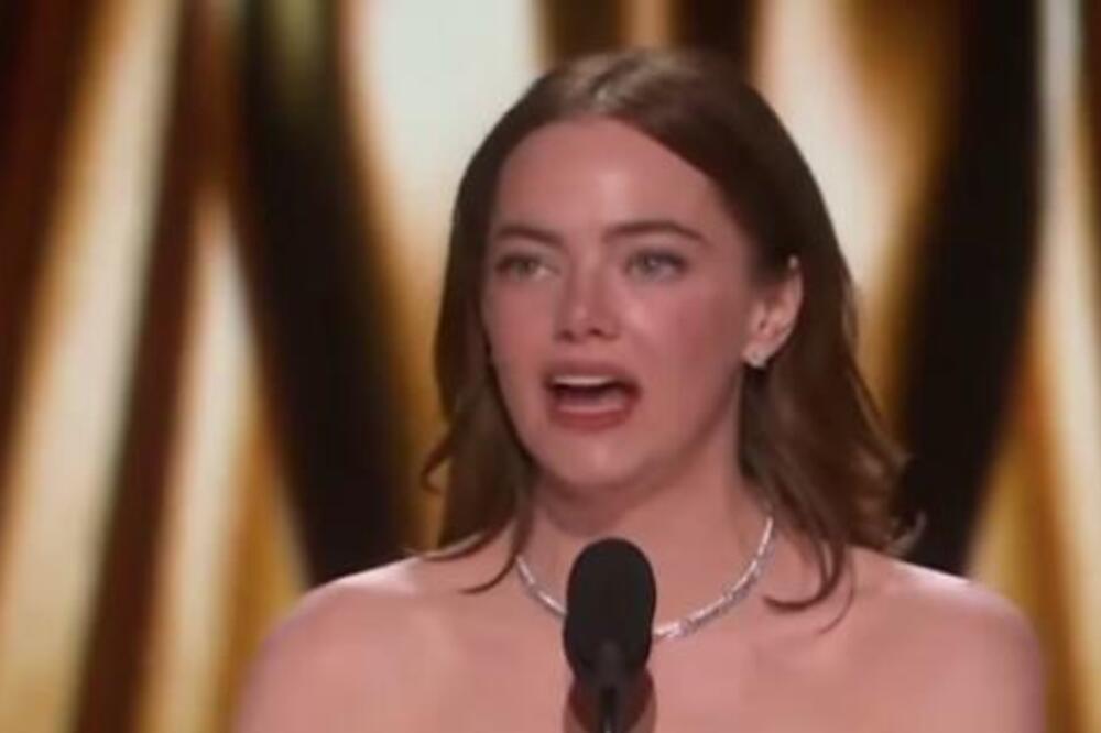 GLUMICI PUKLA HALJINA DOK JE DRŽALA GOVOR, A DALA TOLIKE PARE ZA NJU: Ovaj BLAM će je uvek pratiti (VIDEO)