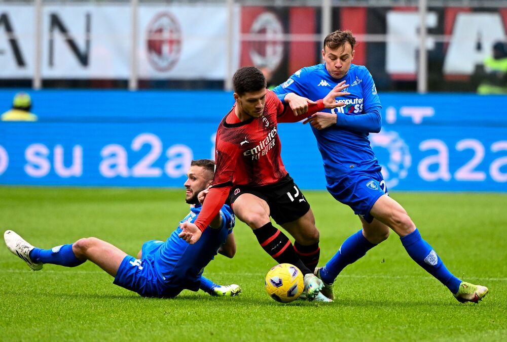 Luka Jović (u sredini) na utakmici Milana i Empolija