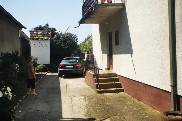 SLAVEN PRODAJE KUĆU OD 219 KVDRATA, 28 ARI PLACA I ORANICU ZA "SMEŠNE PARE": Mreže gore zbog ovog oglasa (FOTO)