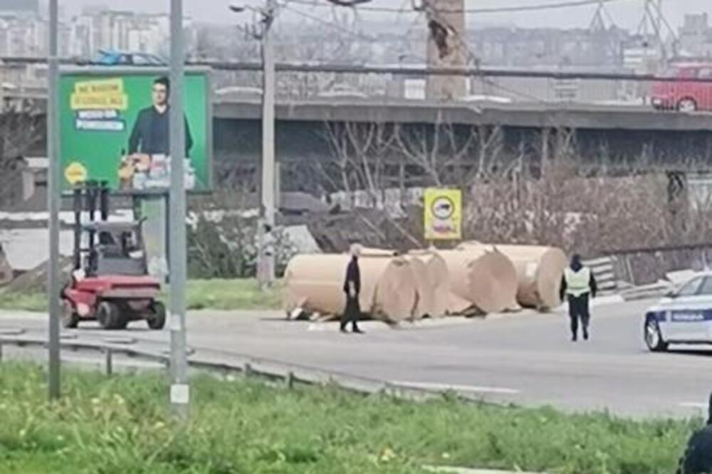 KAMIONU ISPAO TOVAR NA UKLJUČENJU ZA PANČEVAČKI MOST: Nastaje zastoj, ovako to izgleda (VIDEO)