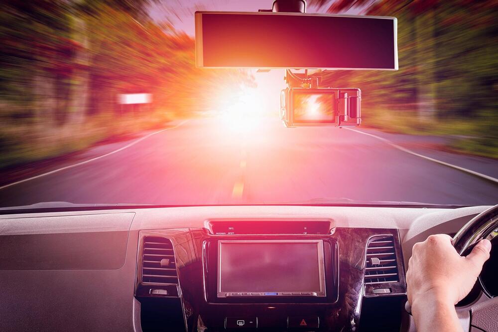 SMETA VAM ODSJAJ SUNCA DOK VOZITE: Ovo vam olakšava svaku vožnju i tokom dana i uveče!