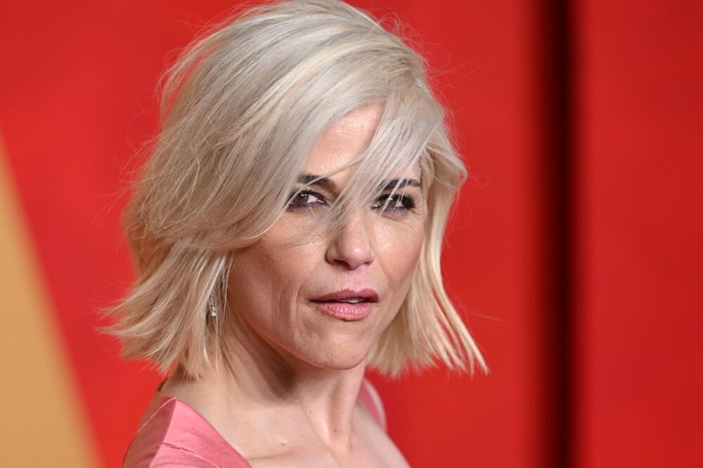 ČUVENA PLAVUŠA HODA UZ POMOĆ ŠTAPA I IMA OZBILJNIH ZDRAVSTVENIH PROBLEMA: Bez obzira na sve muke SINOĆ JE SIJALA