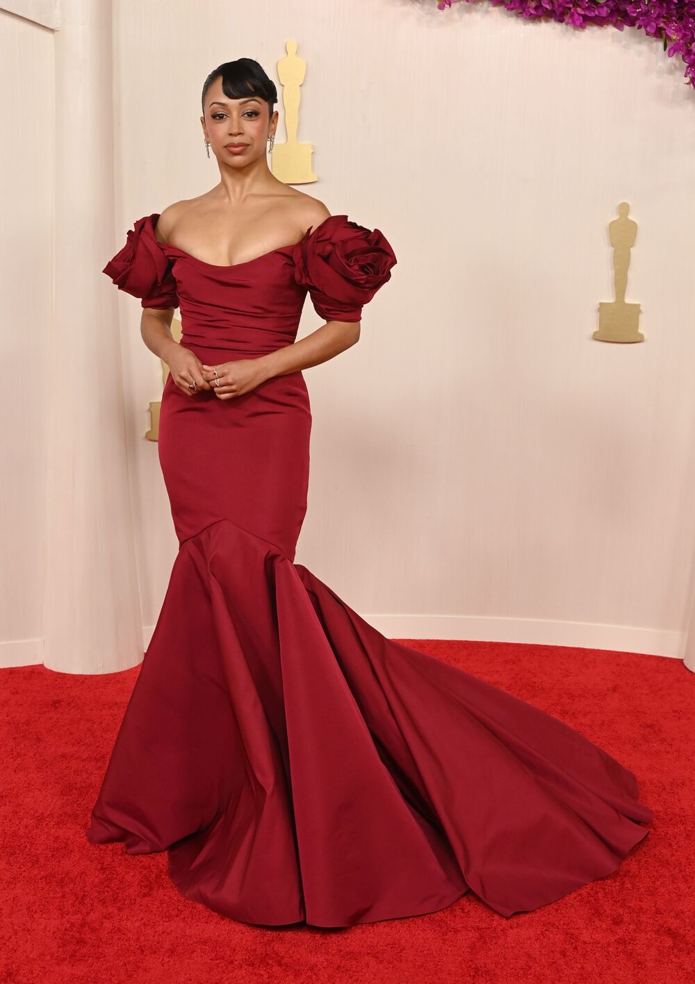 Nakon pada Lajza Koši je ostala da leži na crvenom tepihu i da se smeje i nastavila je da pozira.