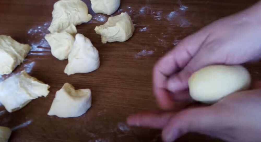 Priprema turskih pogačica sa suirom i peršunom