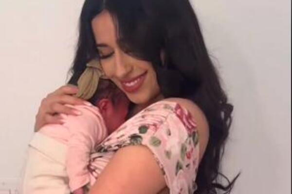 SAMO ŠTO SE RODILA VEĆ JE POSTALA MILIONERKA: O životu NOVOROĐENE BEBE bruji ceo internet (VIDEO)
