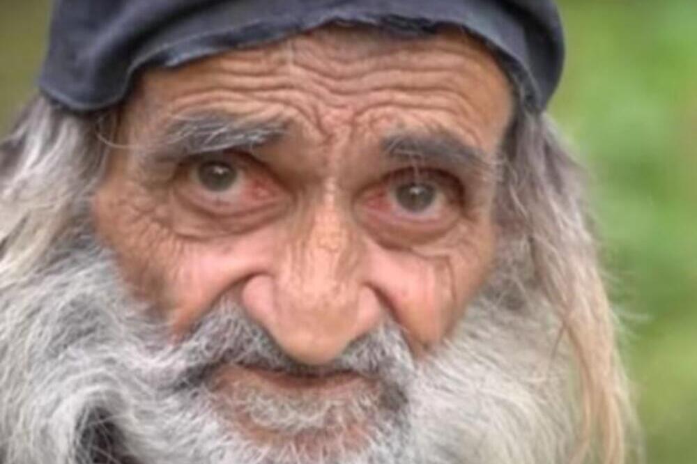 NAPUSTIO ŽENU I DVOJE DECE I OTIŠAO U DIVLJINU! Gorštak Nedeljko 41 godinu živi sam i okružen zverima (VIDEO)