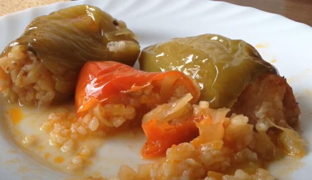 Posne punjene paprike na vodi u tanjiru