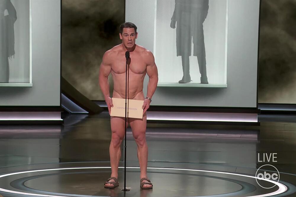 OVO JE TRENUTAK KADA SE GLUMAC POJAVIO GO NA BINI: Njemu su i MUŠKARCI gledali u MEĐUNOŽJE, prizor je ZAPANJUJUĆ