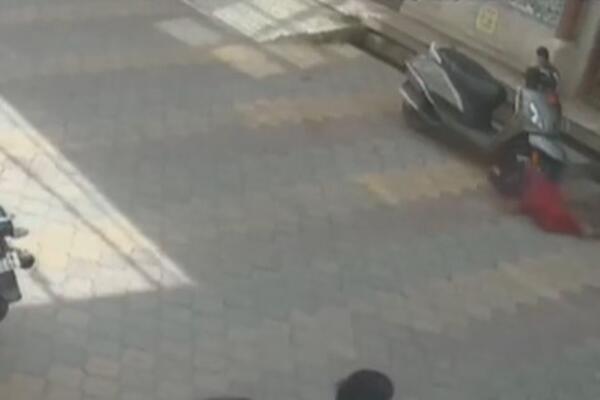 MAJMUN BRUTALNO NAPAO DEČAKA ISPRED PRODAVNICE: Reakcija prolaznika ZGROZILA svet, mališan POVREĐEN ležao, a oni...