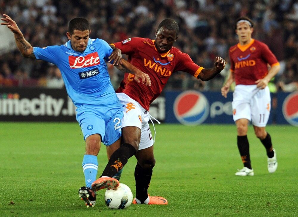 Žunior Taljo (desno) u dresu Rome protiv Napolija