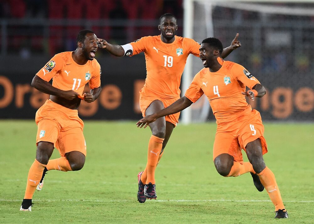 Žunior Taljo (levo) slavi sa Jajom i Kolom Tureom osvajanje Afričkog kupa nacija