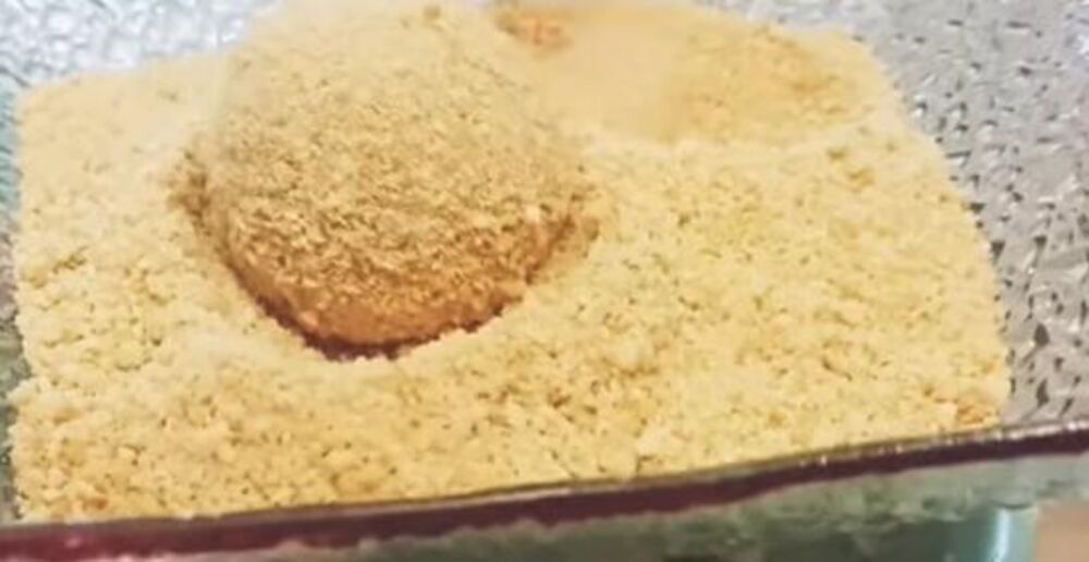 Valjanje keks kuglica u mleveni keks