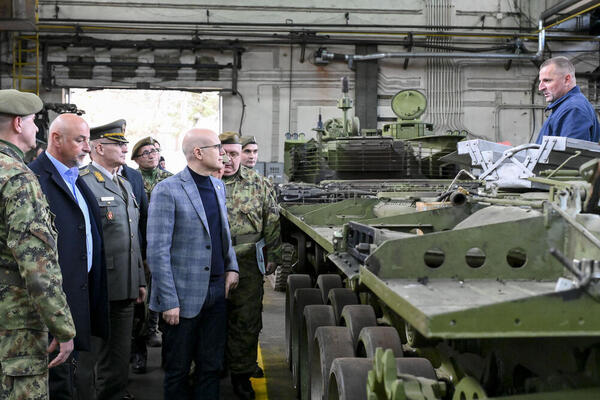 MINISTAR VUČEVIĆ OBIŠAO POGON ZA REMONT VOZILA GUSENIČARA: Posetio i TEHNIČKI REMONTNI zavod "Čačak" (FOTO)