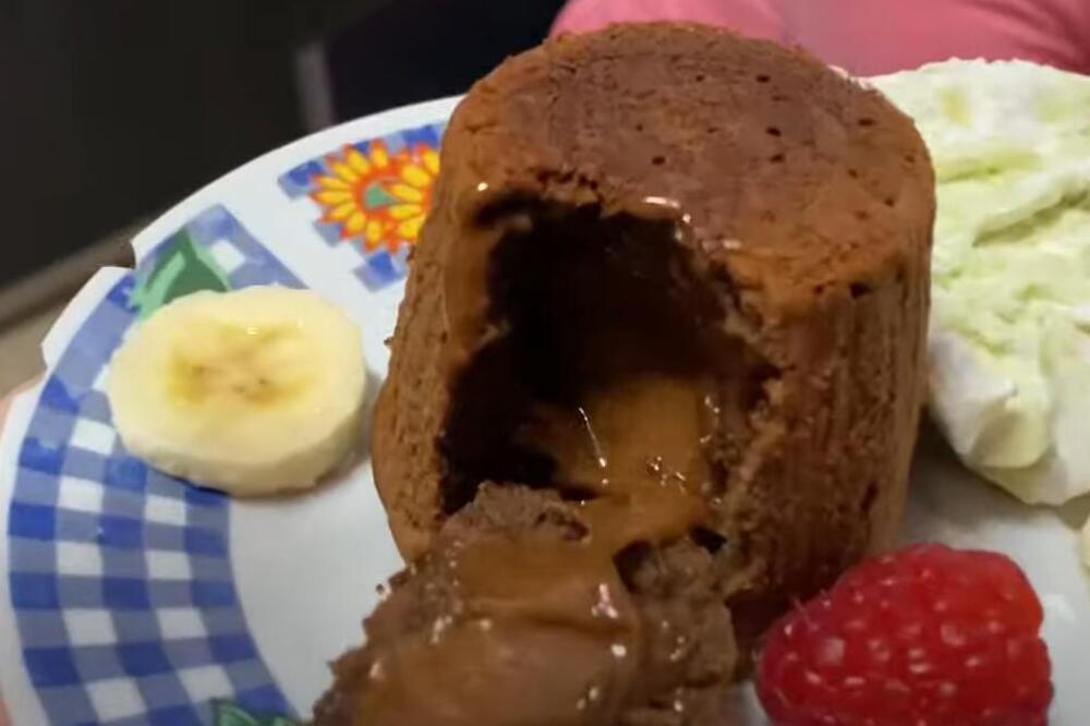 OD MAGIČNOG BRAUNI-SUFLEA SA MALINAMA NE POSTOJI NIŠTA KREMASTIJE: Erupcija najukusnijeg čokololadno - voćnog ukusa