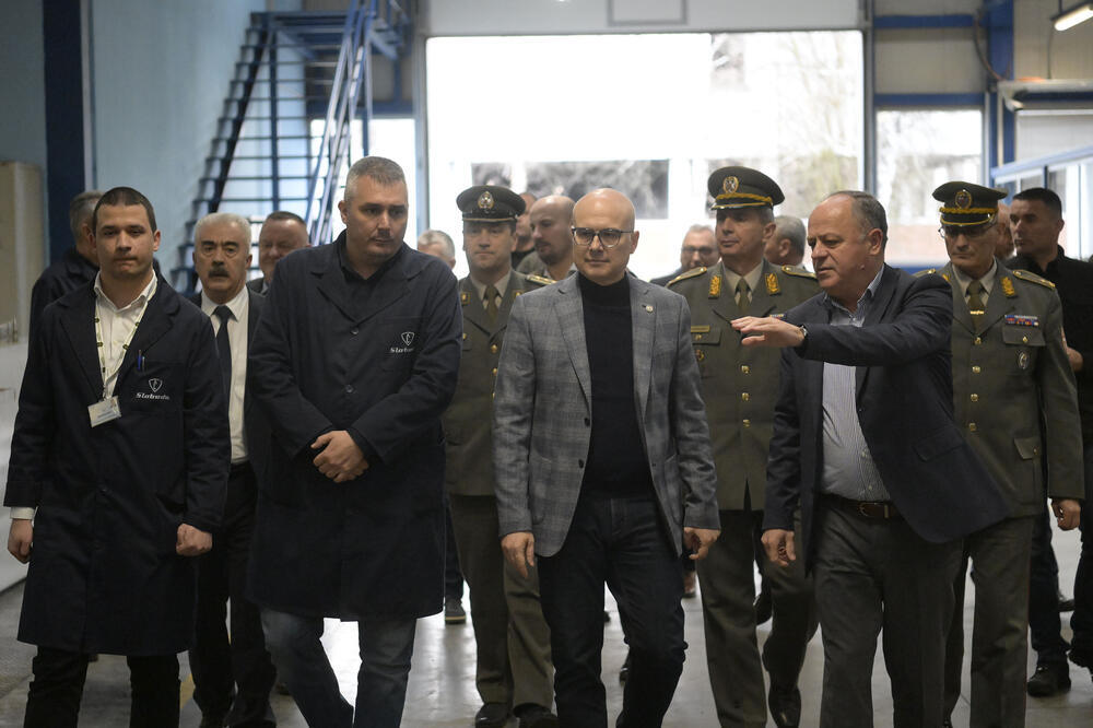 PREDSTAVLJEN SJAJAN PROGRAM I ODRŽAN SASTANAK: Miloš Vučević obišao kompaniju "Sloboda" u Čačku