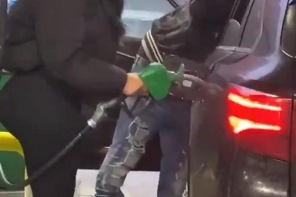 GURALA JE PIŠTOLJ ZA GORIVO, ALI NIJE HTEO DA UĐE: Zbog onoga što je uradila posle, slošive vam se za sva vremena