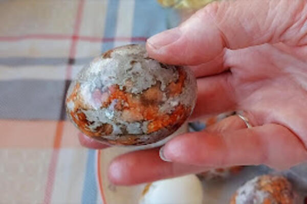 NAJPOZNATIJA SRPSKA KUVARICA POKAZALA KAKO DA OFARBATE JAJA LEKOVITIM BILJEM: Ovo je NAJZDRAVIJA opcija