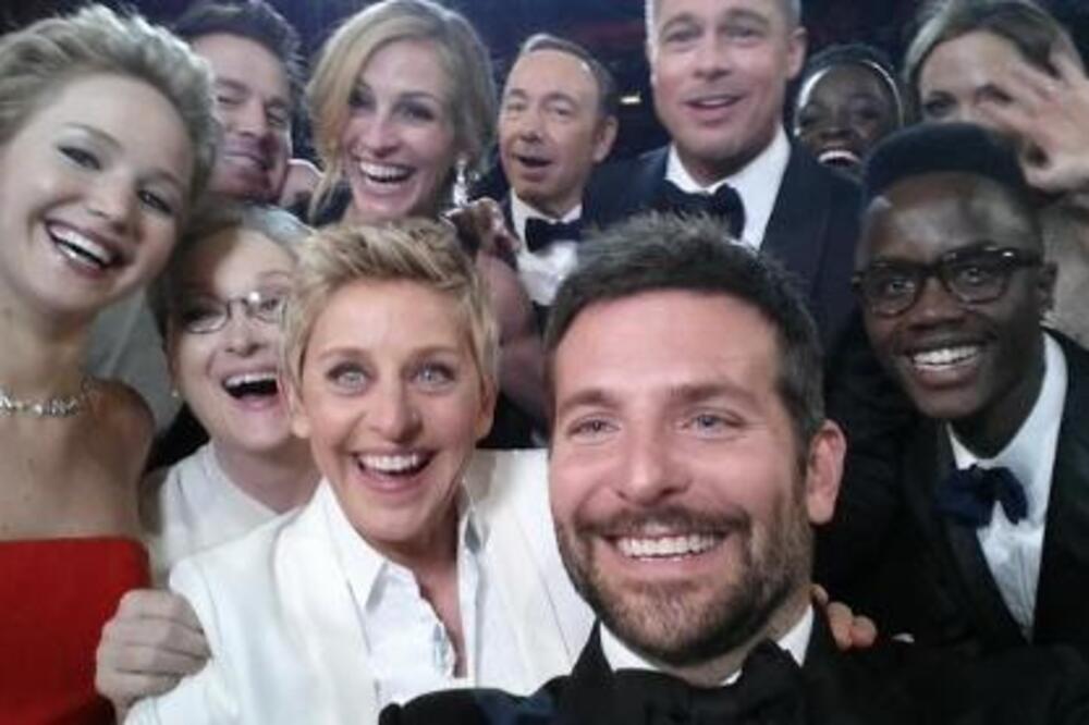 SVI BRUJE O OVOM UKLETOM SELFIJU OD PRE 10 GODINA: Na njemu se vidi mučno ZLOSTAVLJANJE samo DVOJICA bila NETAKNUTA