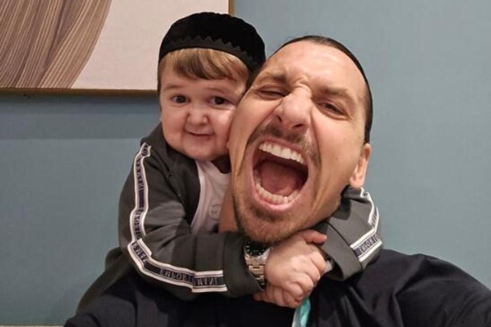FOTKA KOJA JE OBIŠLA PLANETU ZA SEKUND: Ibra u klinču sa malim Hasbulom! (FOTO)