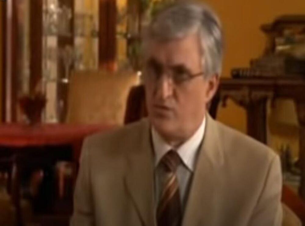 Redovno glumi u Narodnom pozorištu u Beogradu