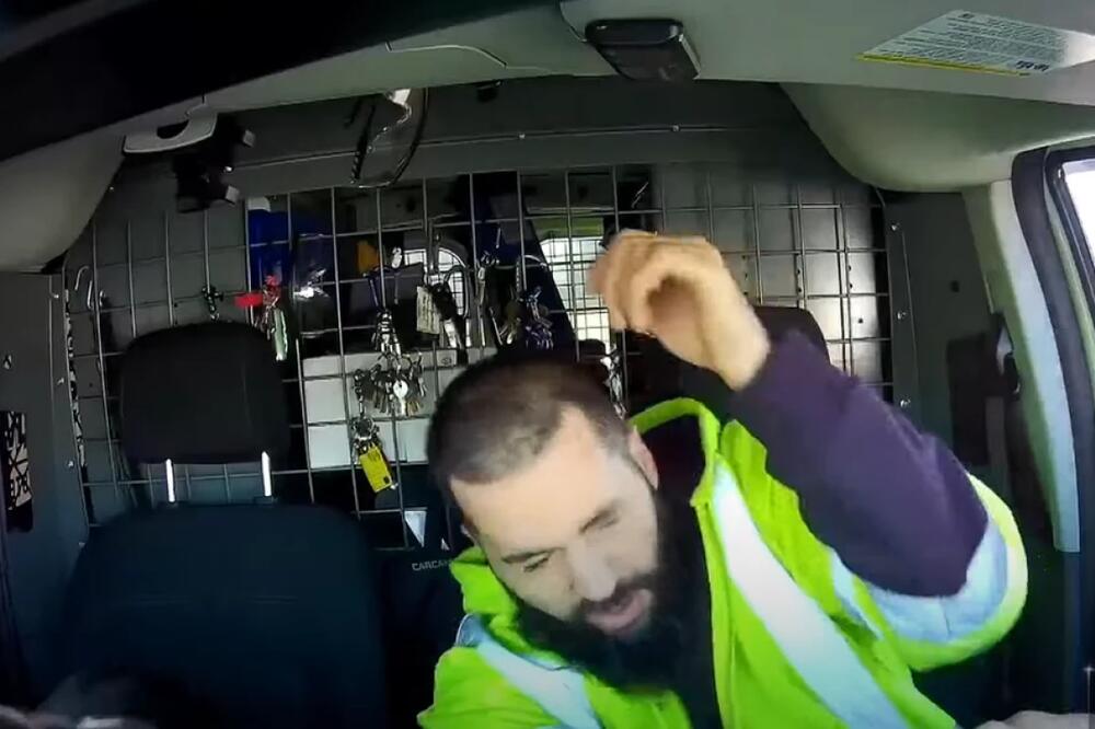 RADNIK SVIRAO POLICAJCU U SAOBRAĆAJU, PA DOŽIVEO NASILJE: Ležerno mu je prišao i KRVNIČKI ga udario (VIDEO)