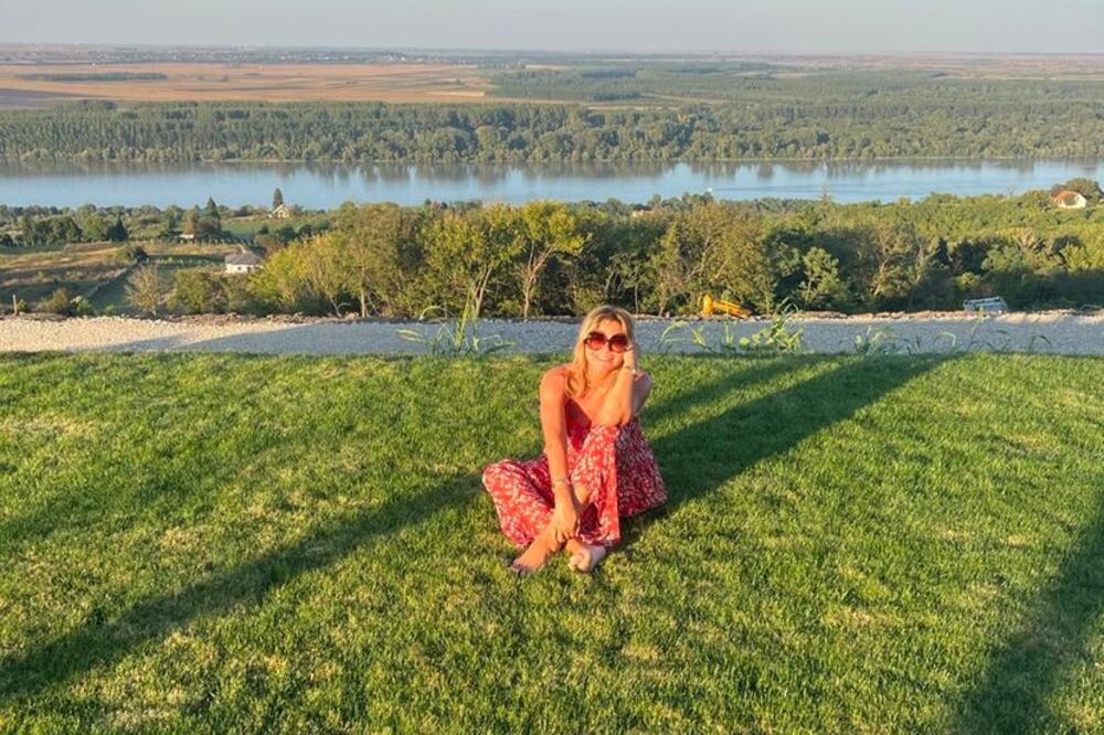 SRPSKA VODITELJKA OD MUŽA DOBILA IMANJE PRVE KLASE! TAKO JE TO KAD SE UDAŽ ZA MILIONERA: Žive kao BUBREG U LOJU