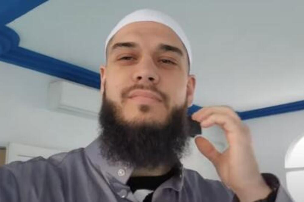 DEJAN DRAGOJEVIĆ PONOVO ŠOKIRA! BIVŠI ZADRUGAR SNIMIO ULAZAK U DŽAMIJU: Jedan detalj je SVE iznenadio