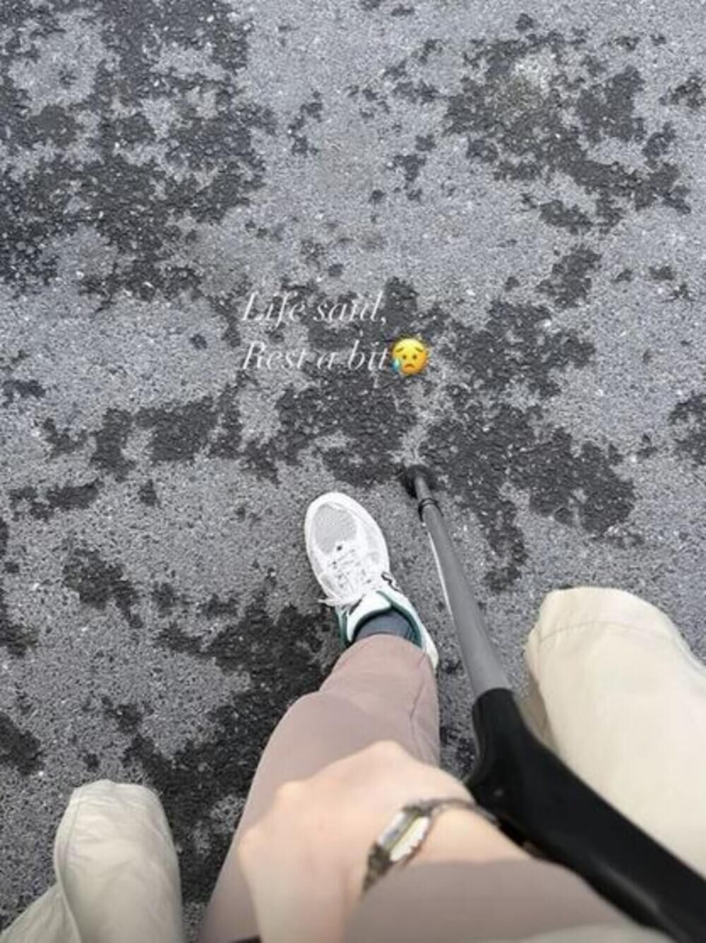 Emina Jahović hoda uz pomoć štaka