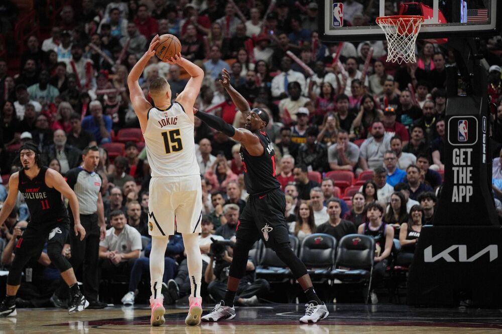 Nikola Jokić šutira za dva poena