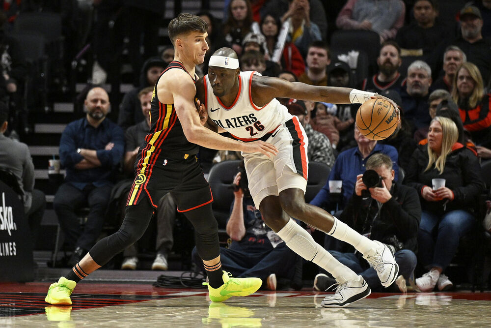 Bogdan Bogdanović u duelu sa igračem Portlanda 