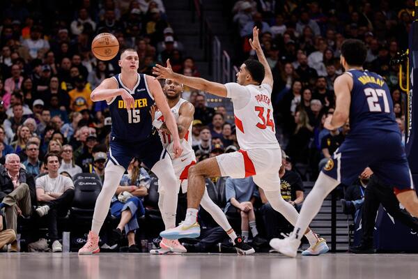 JOKIĆ SA POLA GASA DOMINIRAO: ŠALIO se sa igračima Majamija, pogledajte najbolje poteze Nikole na meču! (VIDEO)