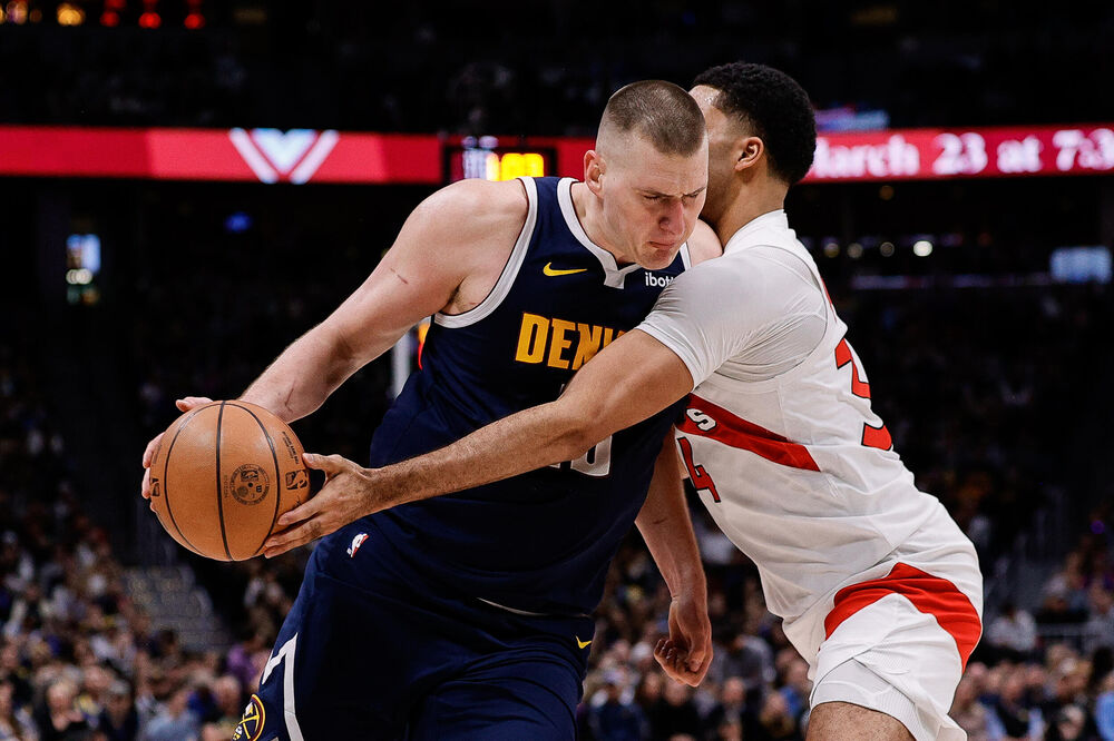 Nikola Jokić u duelu sa igračem Majamija 