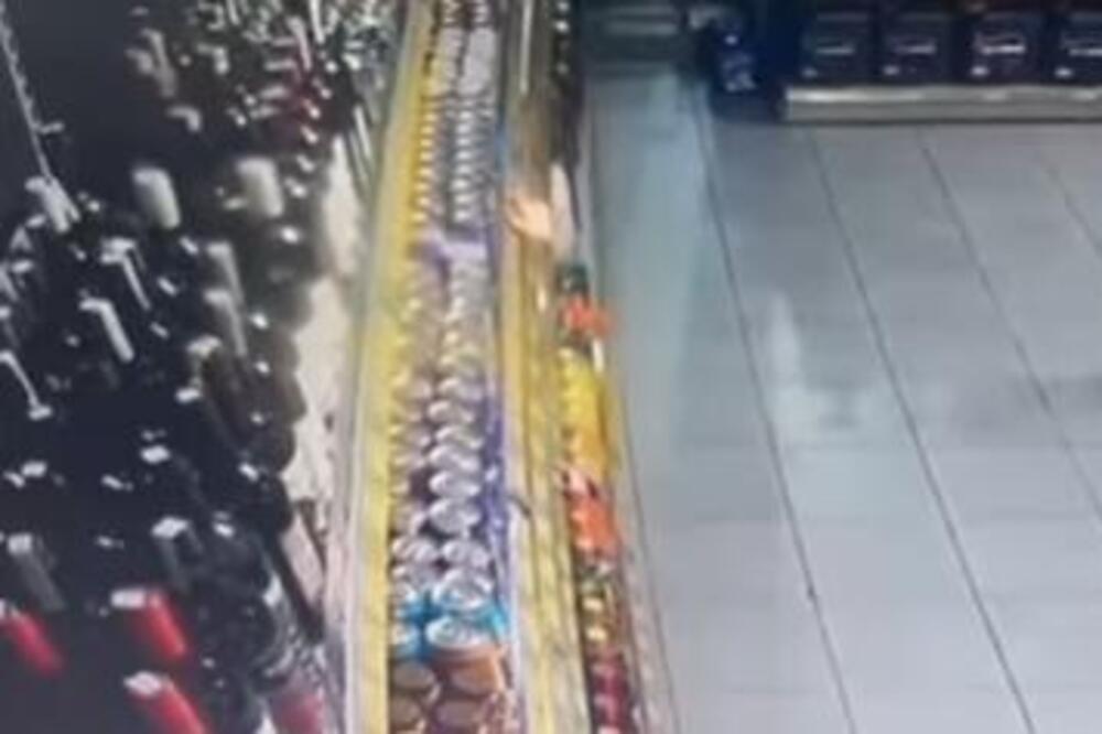 SNIMAK STRAVIČNOG ZEMLJOTRESA KOJI JE POGODIO GACKO: Na benzinskoj pumpi se SVE LJULJALO, pucali ZIDOVI na KUĆAMA